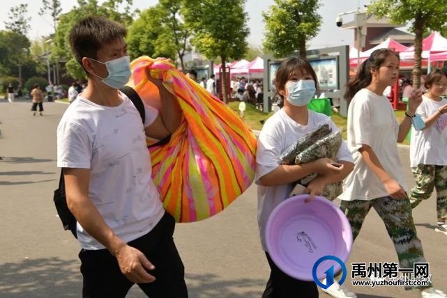 禹州职教:秋阳喜迎新生到 莘莘学子如职校 禹州职教:秋阳喜迎新生到 莘莘学子如职校