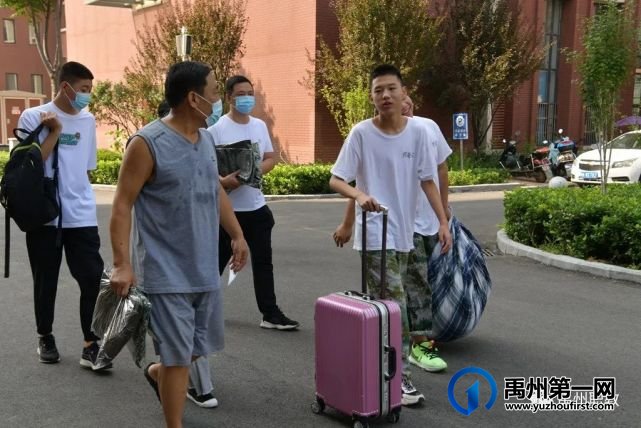 禹州职教:秋阳喜迎新生到 莘莘学子如职校 禹州职教:秋阳喜迎新生到 莘莘学子如职校