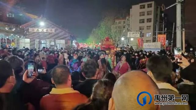 重磅!禹州夏都美食街惊现几万只萤火虫,引上万人围观. 重磅!禹州夏都美食街惊现几万只萤火虫,引上万人围观.