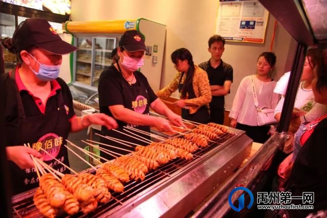 重磅!禹州夏都美食街惊现几万只萤火虫,引上万人围观. 重磅!禹州夏都美食街惊现几万只萤火虫,引上万人围观.