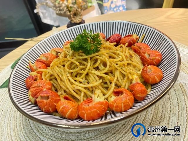 重磅!禹州夏都美食街惊现几万只萤火虫,引上万人围观. 重磅!禹州夏都美食街惊现几万只萤火虫,引上万人围观.