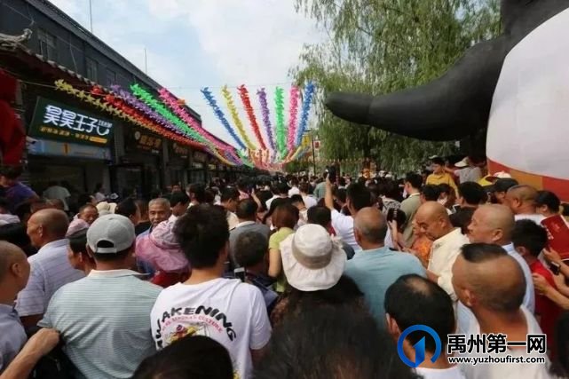 重磅!禹州夏都美食街惊现几万只萤火虫,引上万人围观. 重磅!禹州夏都美食街惊现几万只萤火虫,引上万人围观.
