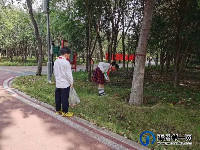 禹州市第五实验学校国庆节少先队志愿者活动 禹州市第五实验学校国庆节少先队志愿者活动