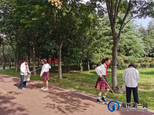 禹州市第五实验学校国庆节少先队志愿者活动 禹州市第五实验学校国庆节少先队志愿者活动