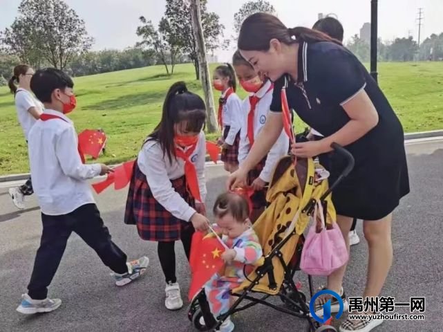 禹州市第五实验学校国庆节少先队志愿者活动 禹州市第五实验学校国庆节少先队志愿者活动