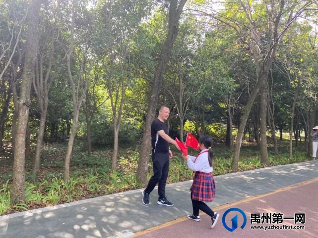 禹州市第五实验学校国庆节少先队志愿者活动 禹州市第五实验学校国庆节少先队志愿者活动