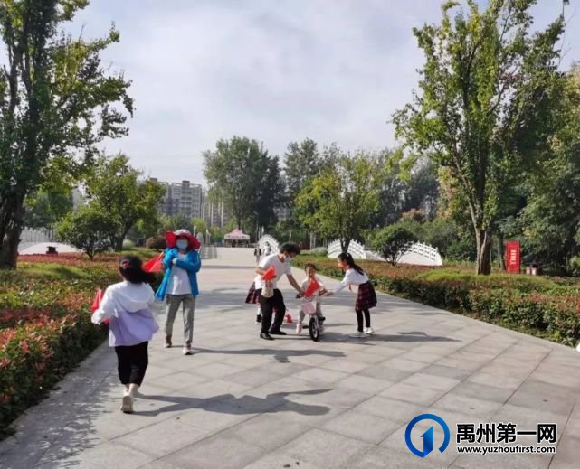 禹州市第五实验学校国庆节少先队志愿者活动 禹州市第五实验学校国庆节少先队志愿者活动