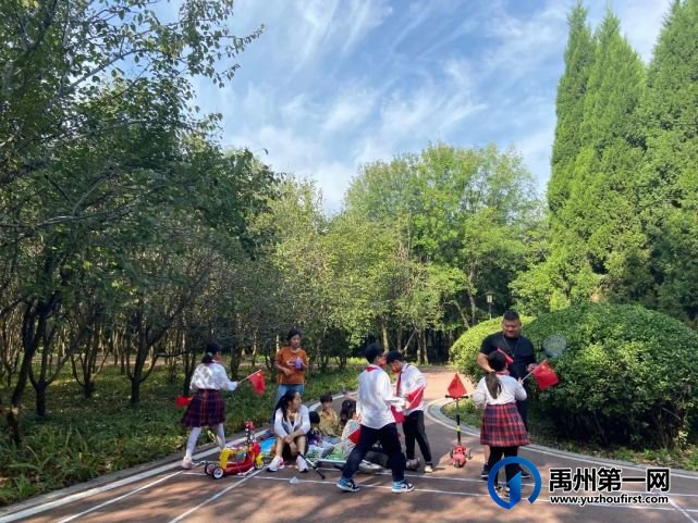 禹州市第五实验学校国庆节少先队志愿者活动 禹州市第五实验学校国庆节少先队志愿者活动