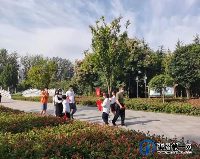 禹州市第五实验学校国庆节少先队志愿者活动 禹州市第五实验学校国庆节少先队志愿者活动
