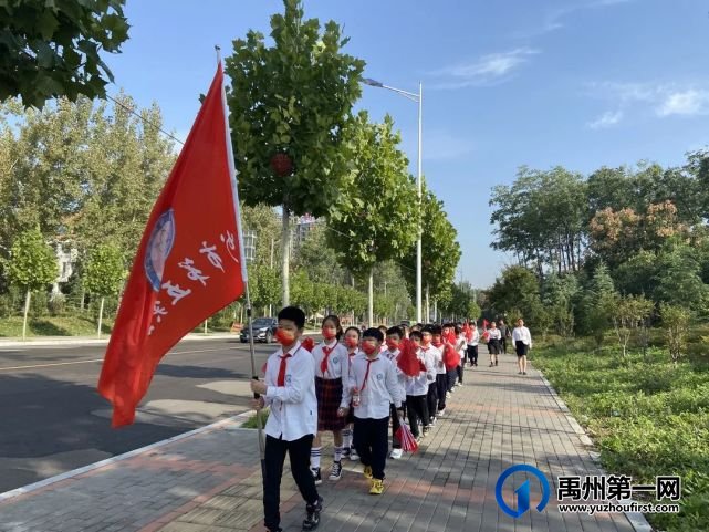 禹州市第五实验学校国庆节少先队志愿者活动 禹州市第五实验学校国庆节少先队志愿者活动