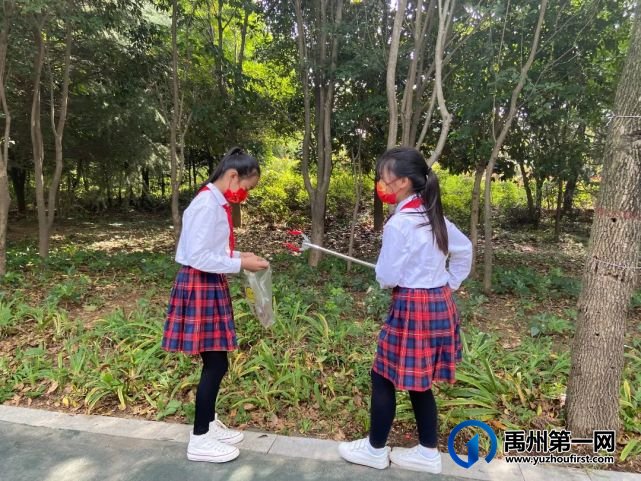 禹州市第五实验学校国庆节少先队志愿者活动 禹州市第五实验学校国庆节少先队志愿者活动