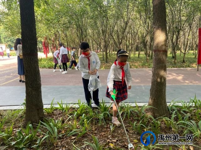 禹州市第五实验学校国庆节少先队志愿者活动 禹州市第五实验学校国庆节少先队志愿者活动