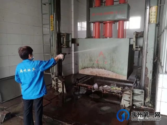 禹州环卫:十一假期守岗位 用心守护保洁净 禹州环卫:十一假期守岗位 用心守护保洁净