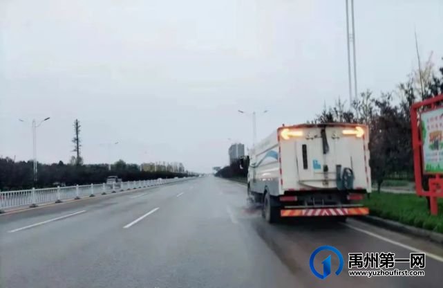 禹州环卫:秋风起落叶急 环卫工人忙清理 禹州环卫:秋风起落叶急 环卫工人忙清理