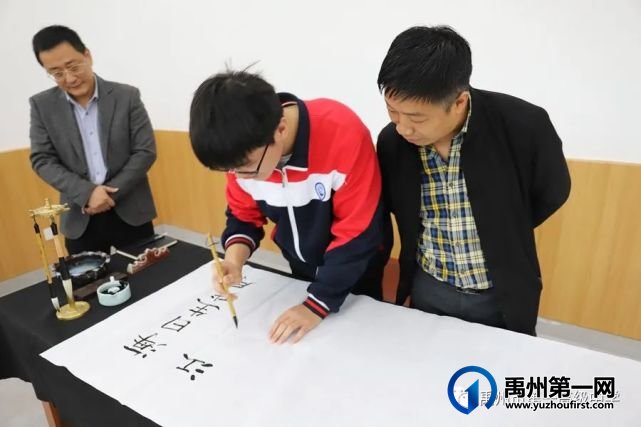 禹州“书法2856慈善行”走进禹州一高 禹州“书法2856慈善行”走进禹州一高