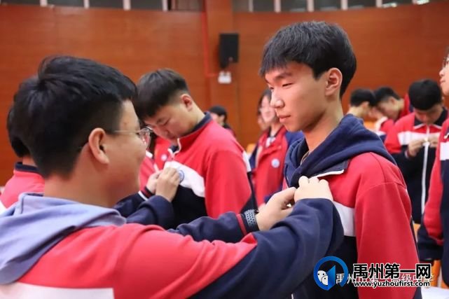 奋斗正青春 筑梦新时代——禹州一高举行新团员入团仪式 奋斗正青春 筑梦新时代——禹州一高举行新团员入团仪式