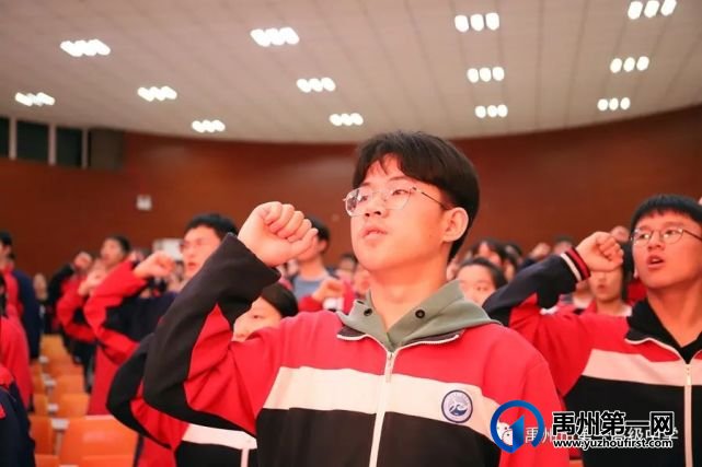 奋斗正青春 筑梦新时代——禹州一高举行新团员入团仪式 奋斗正青春 筑梦新时代——禹州一高举行新团员入团仪式