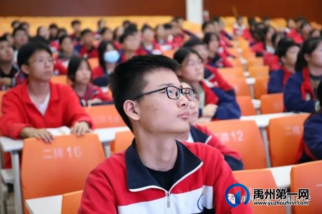 奋斗正青春 筑梦新时代——禹州一高举行新团员入团仪式 奋斗正青春 筑梦新时代——禹州一高举行新团员入团仪式