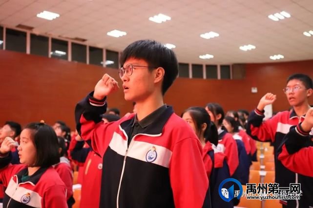 奋斗正青春 筑梦新时代——禹州一高举行新团员入团仪式 奋斗正青春 筑梦新时代——禹州一高举行新团员入团仪式