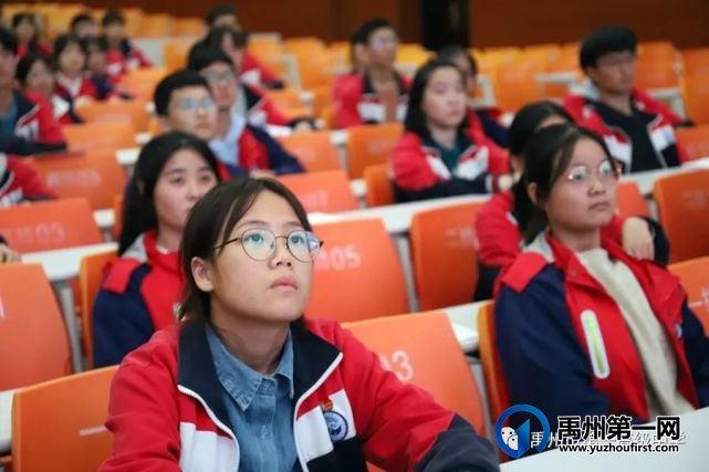 奋斗正青春 筑梦新时代——禹州一高举行新团员入团仪式 奋斗正青春 筑梦新时代——禹州一高举行新团员入团仪式