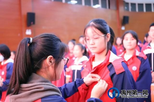 奋斗正青春 筑梦新时代——禹州一高举行新团员入团仪式 奋斗正青春 筑梦新时代——禹州一高举行新团员入团仪式