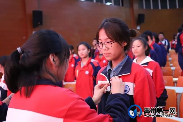 奋斗正青春 筑梦新时代——禹州一高举行新团员入团仪式 奋斗正青春 筑梦新时代——禹州一高举行新团员入团仪式