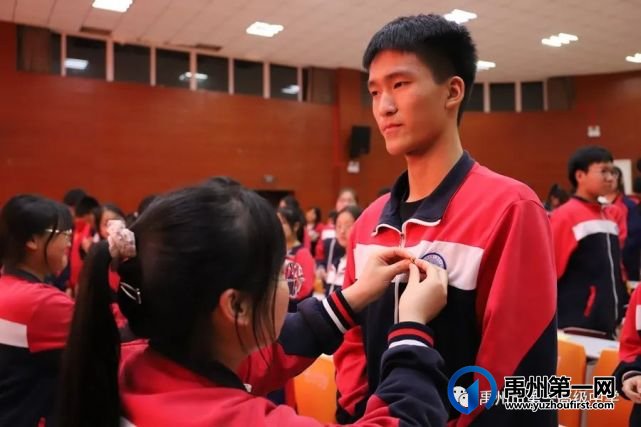 奋斗正青春 筑梦新时代——禹州一高举行新团员入团仪式 奋斗正青春 筑梦新时代——禹州一高举行新团员入团仪式