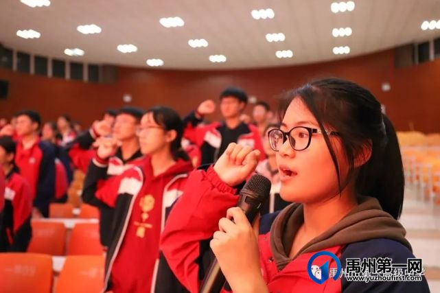 奋斗正青春 筑梦新时代——禹州一高举行新团员入团仪式 奋斗正青春 筑梦新时代——禹州一高举行新团员入团仪式