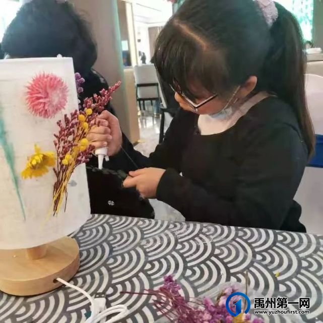 禹州润泓钧樾府丨干花台灯手作温情绽放,点亮周末芬芳时光 禹州润泓钧樾府丨干花台灯手作温情绽放,点亮周末芬芳时光