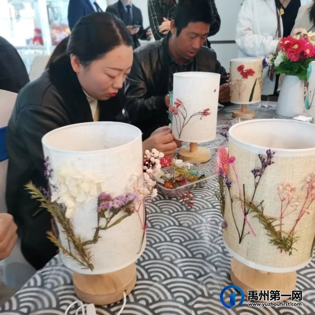 禹州润泓钧樾府丨干花台灯手作温情绽放,点亮周末芬芳时光 禹州润泓钧樾府丨干花台灯手作温情绽放,点亮周末芬芳时光