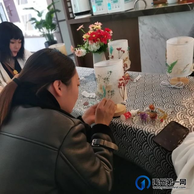 禹州润泓钧樾府丨干花台灯手作温情绽放,点亮周末芬芳时光 禹州润泓钧樾府丨干花台灯手作温情绽放,点亮周末芬芳时光