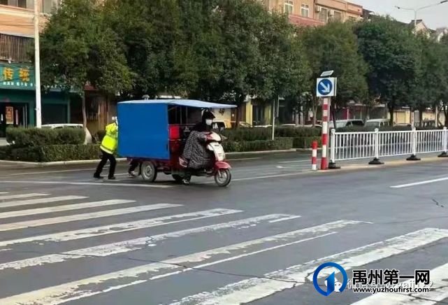 禹州“推车”女交警走红朋友圈 禹州“推车”女交警走红朋友圈