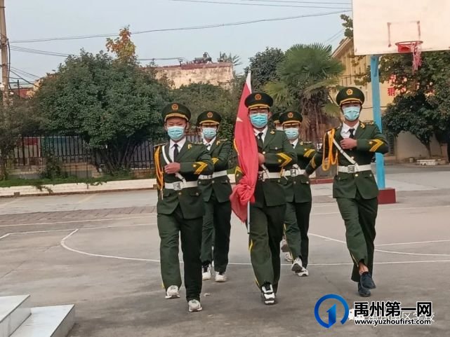 禹州南区学校举行升旗仪式 禹州南区学校举行升旗仪式