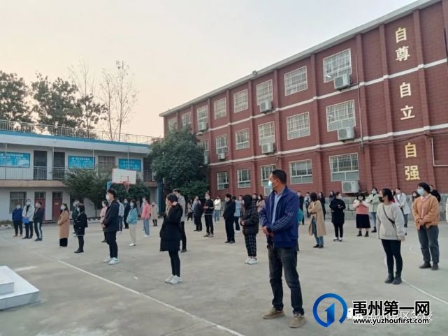 禹州南区学校举行升旗仪式 禹州南区学校举行升旗仪式