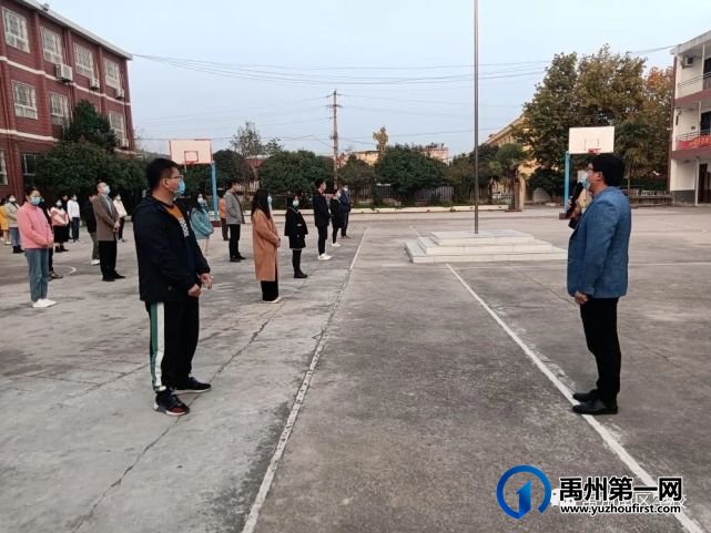 禹州南区学校举行升旗仪式 禹州南区学校举行升旗仪式