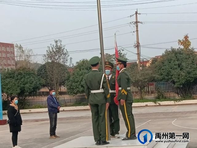 禹州南区学校举行升旗仪式 禹州南区学校举行升旗仪式