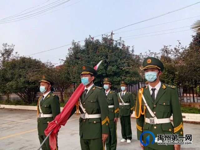 禹州南区学校举行升旗仪式 禹州南区学校举行升旗仪式