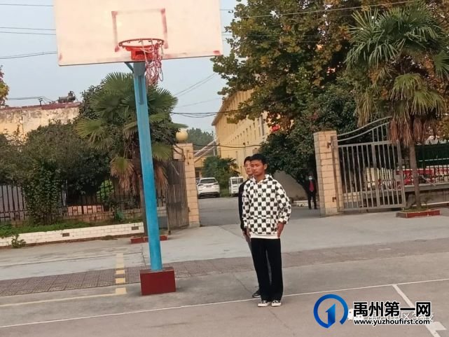 禹州南区学校举行升旗仪式 禹州南区学校举行升旗仪式