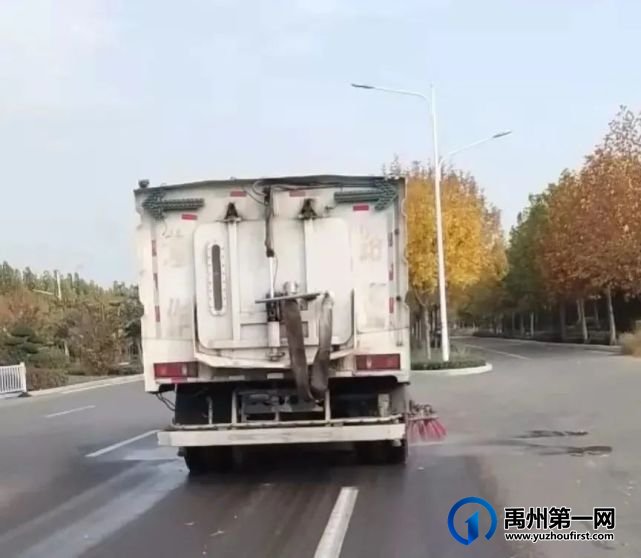 禹州环卫:落叶纷飞满地黄 环卫动手清理忙 禹州环卫:落叶纷飞满地黄 环卫动手清理忙
