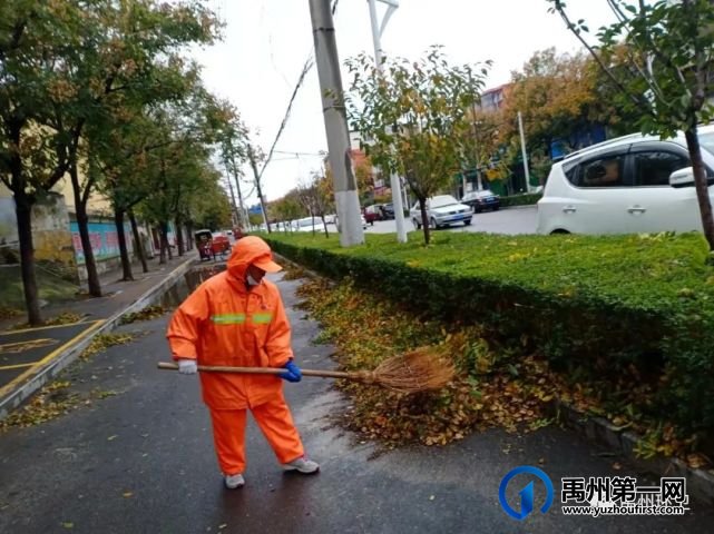 禹州环卫:一夜风雨叶飞满地 环卫工人忙清理 禹州环卫:一夜风雨叶飞满地 环卫工人忙清理