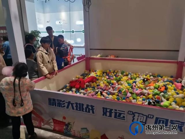 禹州润泓钧樾府巨型悬空娃娃机空降钧樾府,购房还送家电大礼包! 禹州润泓钧樾府巨型悬空娃娃机空降钧樾府,购房还送家电大礼包!