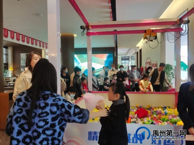 禹州润泓钧樾府巨型悬空娃娃机空降钧樾府,购房还送家电大礼包! 禹州润泓钧樾府巨型悬空娃娃机空降钧樾府,购房还送家电大礼包!