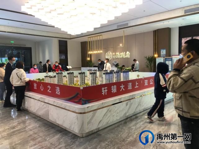 禹州润泓钧樾府巨型悬空娃娃机空降钧樾府,购房还送家电大礼包! 禹州润泓钧樾府巨型悬空娃娃机空降钧樾府,购房还送家电大礼包!