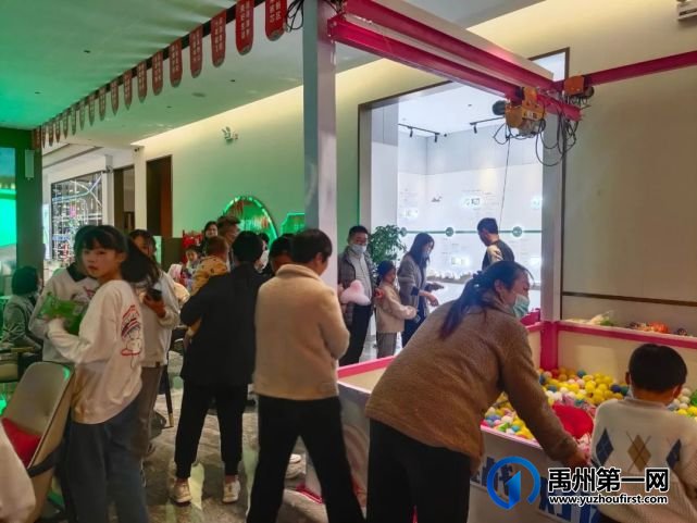 禹州润泓钧樾府巨型悬空娃娃机空降钧樾府,购房还送家电大礼包! 禹州润泓钧樾府巨型悬空娃娃机空降钧樾府,购房还送家电大礼包!