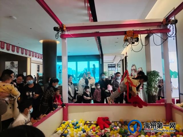 禹州润泓钧樾府巨型悬空娃娃机空降钧樾府,购房还送家电大礼包! 禹州润泓钧樾府巨型悬空娃娃机空降钧樾府,购房还送家电大礼包!