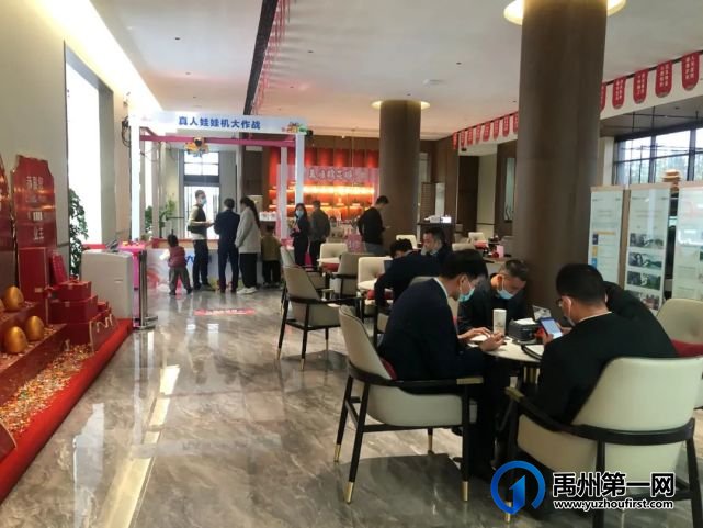 禹州润泓钧樾府巨型悬空娃娃机空降钧樾府,购房还送家电大礼包! 禹州润泓钧樾府巨型悬空娃娃机空降钧樾府,购房还送家电大礼包!