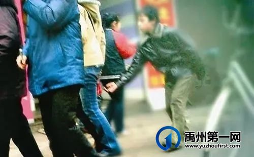 禹州反扒民警首次曝光街头扒窃现场画面 禹州反扒民警首次曝光街头扒窃现场画面