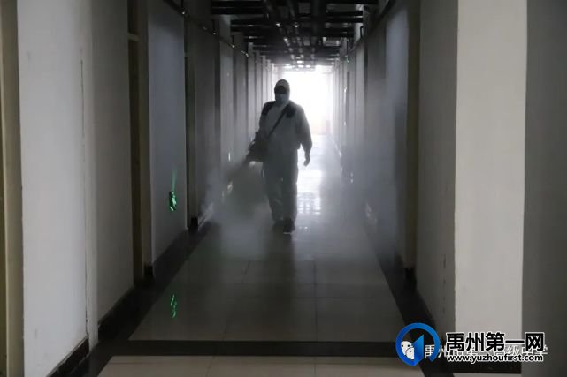 禹州市第一高级中学:蓝天救援队来校开展公益消杀工作 禹州市第一高级中学:蓝天救援队来校开展公益消杀工作