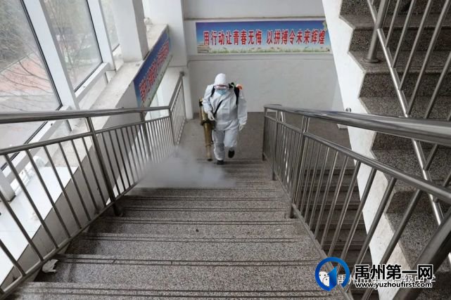 禹州市第一高级中学:蓝天救援队来校开展公益消杀工作 禹州市第一高级中学:蓝天救援队来校开展公益消杀工作