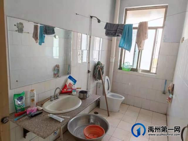 禹州老广场附近步梯简装修三室两厅两卫有储藏室22万